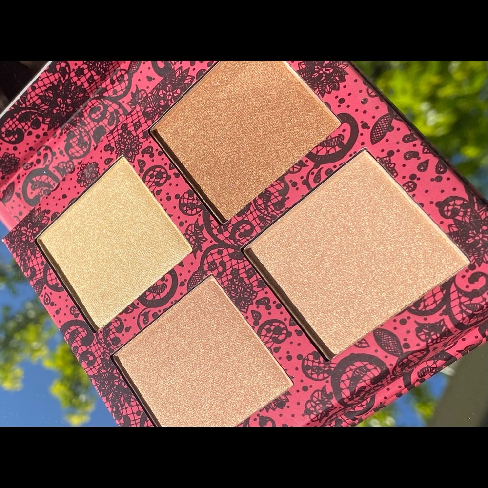 SCANDALOUS GLOW HIGHTLIGHT PALETTE
